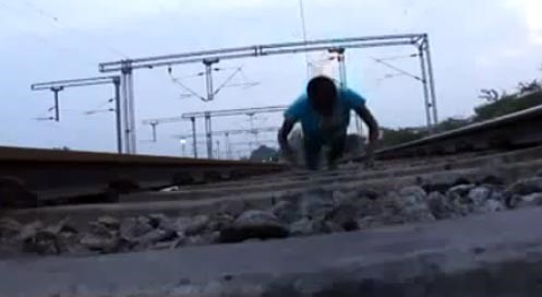 بالفيديو.. مغامرة مجنونة لشاب سعودي بعد تمدده على السكة ليعبر القطار من فوقه!