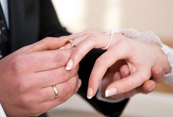 جدة : شاب يُطَلِّق زوجته بعد ساعة من زواجه نزولاً على رغبة والدته
