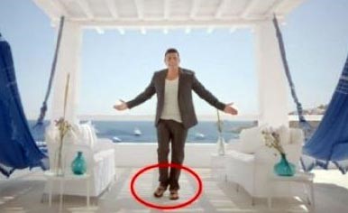 بالفيديو.. "شبشب" عمرو دياب يثير سخرية جمهوره