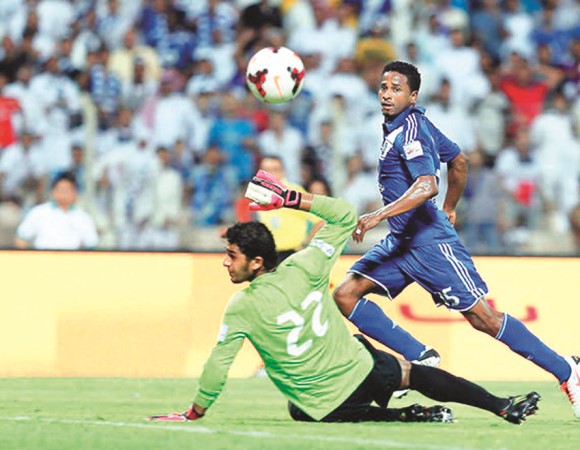 مهاجم الهلال ناصر الشمراني يضع الكرة من فوق حارس الاهلي عبدالله معيوف