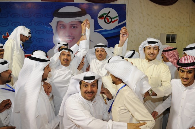 احمد البغيلي يحتفل مع انصاره بالفوز الكبير