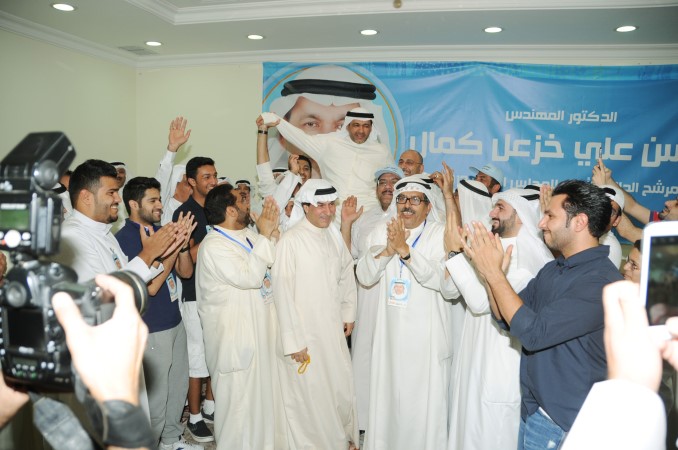 حسن كمال محمولا على الاكتاف من ناخبيه احتفالا بالفوز