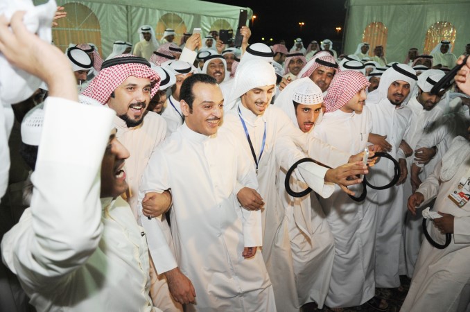 نايف السور يؤدي الفريسني مع انصاره احتفالا بالفوز