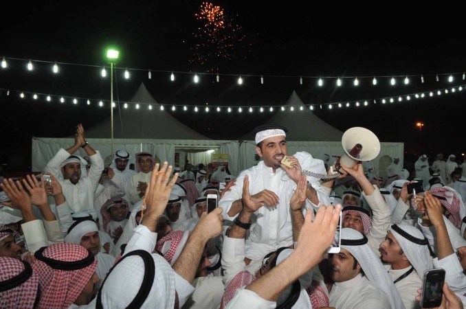 مشاري المطوطح يوجه كلمته الى مؤيديه خلال حمله على الاكتاف بعد الفوز