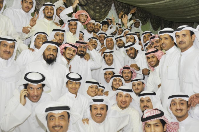 فرحة الفوز لعادل الميع وانصاره في مقره الانتخابي بعد اعلان النتائج