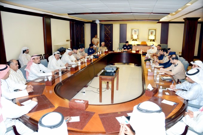 الفريق سليمان الفهد مترئسا اجتماعا ضم قيادات امنية ومسؤولين عن امن المجمعات﻿