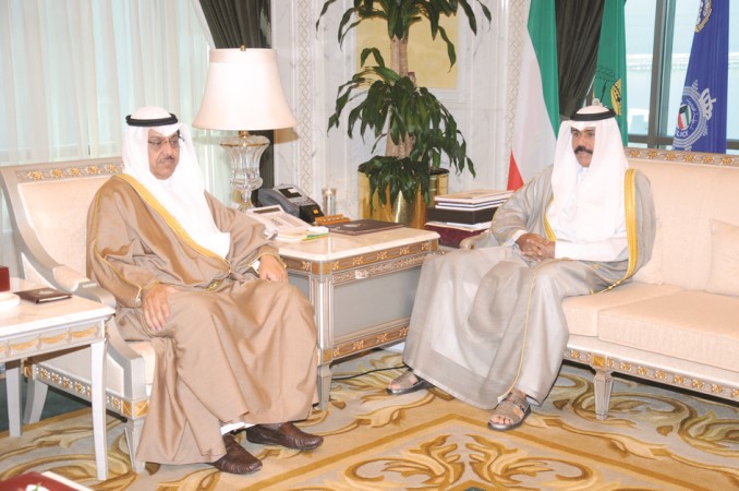 سمو نائب الامير وولي العهد الشيخ نواف الاحمد مستقبلا نائب رئيس مجلس الامة مبارك الخرينج