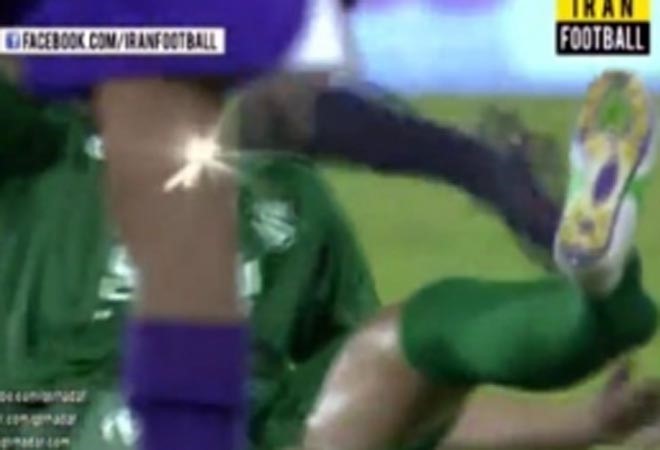 بالفيديو.. لاعب إيراني يتعرض لإصابة مروعة في الدوري القطري 