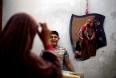 زواج طفلين غزيين فقيرين يثير جدلاً واسعاً بين الفلسطينيين