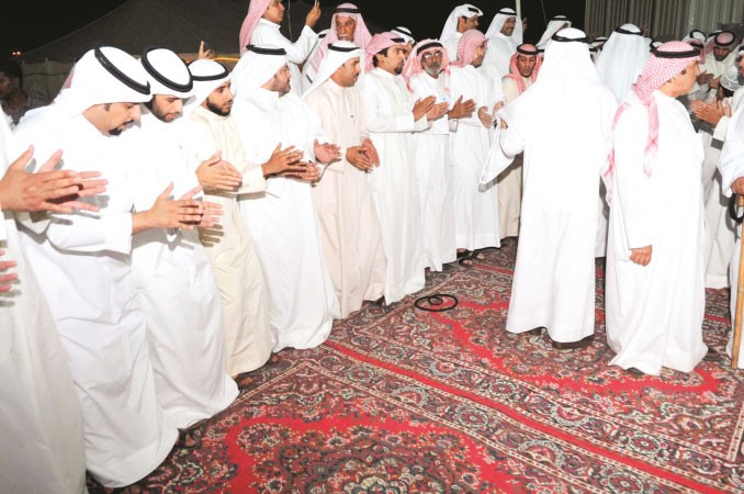 عدد من انصار المطوطح يؤدون الدحة﻿