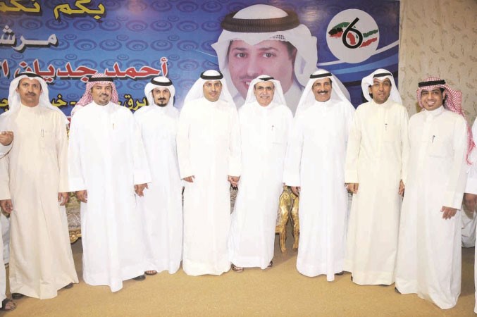 البغيلي مع عدد من مهنئيه