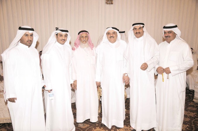 محمد الكندري وعدد من الحضور يهنئون السور