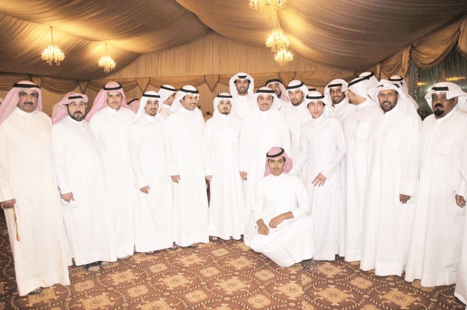 نايف السور مع عدد من مهنئيه محمد خلوصي