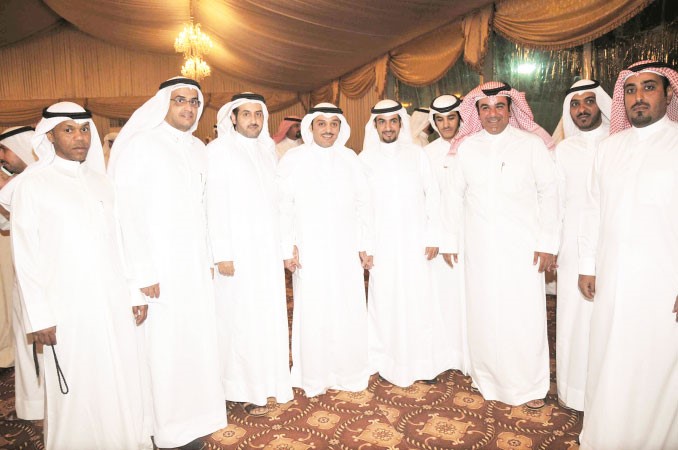 عدد من المهنئين مع نايف السور