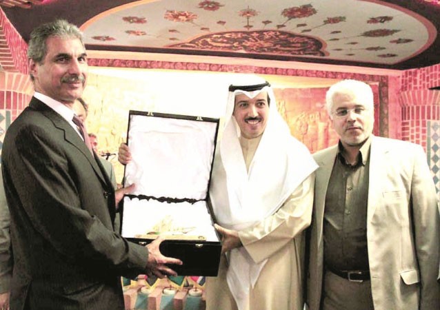 الشيخ احمد الجابر يتبادل الدروع التذكارية في طهران﻿