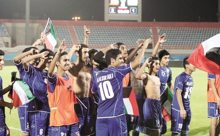 فرحة لاعبي ازرق الناشئين بالتاهل الى نهائيات كاس اسيا في تايلند 