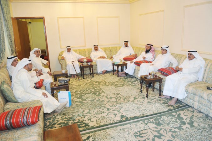 الحضور في ديوان عبدالله المطيري بمنطقة الاندلس خلال حديثهم عن مشكلات منطقتهم﻿