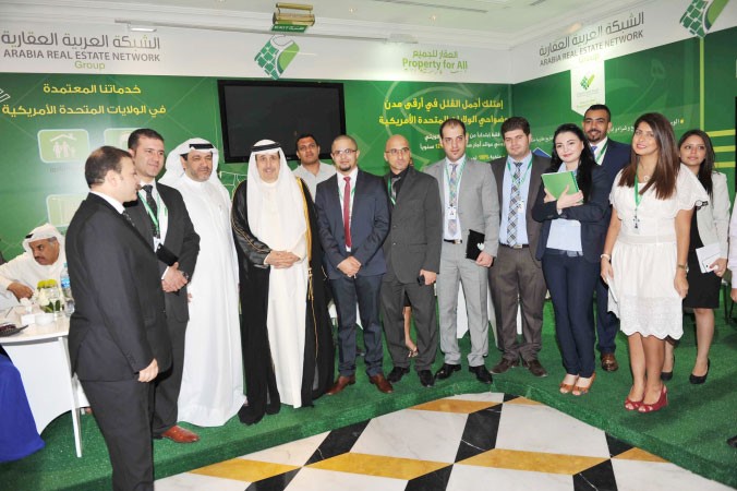 الخالدي متوسطا مجموعة من المشاركين في احد الاجنحة﻿