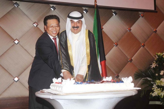 خالد الجارالله يشارك السفير الصيني قطع كيكة الاحتفال﻿