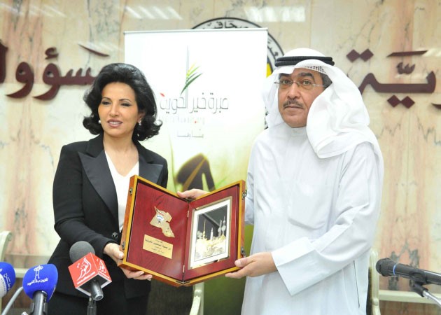 الشيخة فريال الدعيج تهدي الزميل عدنان الراشد درع المبرة ﻿