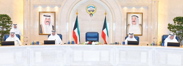 الشيخ صباح الخالد مترئسا جلسة مجلس الوزراء امس وبجواره الشيخ محمد الخالد والشيخ سالم العبد العزيز