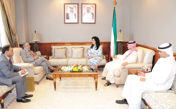 الشيخة اعتماد الخالد خلال لقائها السفير الهندي ﻿