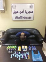 المتهم وامامه المضبوطات﻿