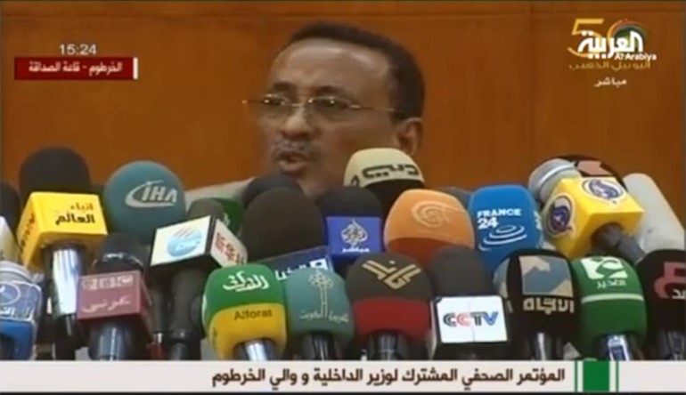 بالفيديو.. وزير الإعلام السوداني يفقد أعصابه بسبب قنص المتظاهرين 