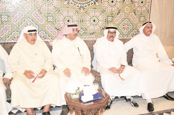 عدد من المهنئين