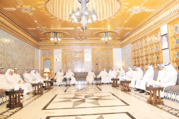 جانب من الحضور في ديوان الصانع