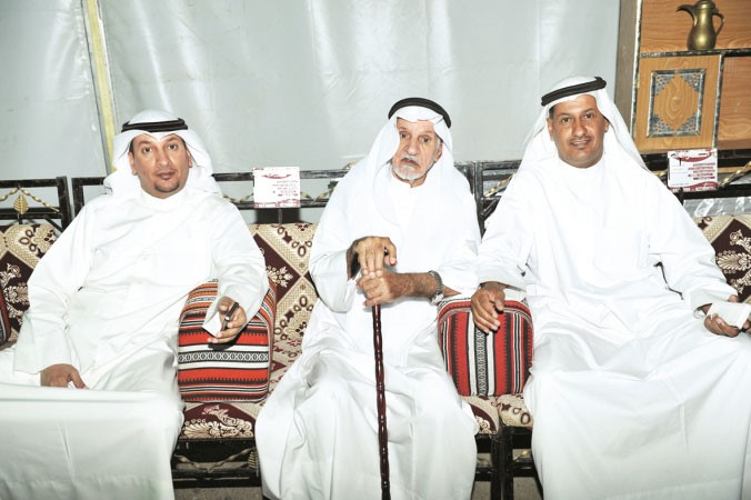 عادل الميع مع اثنين منمهنئيه