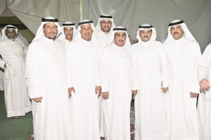  وعادل الميع مع مجموعة من المهنئين