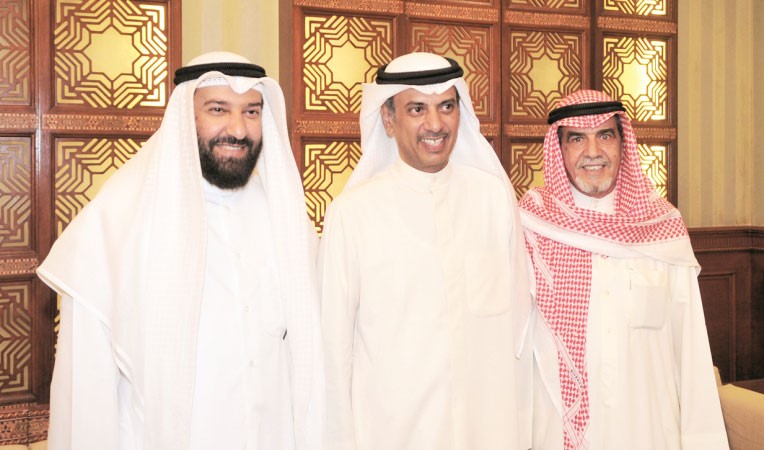 د علي العمير ومحمد المفرج يهنئان