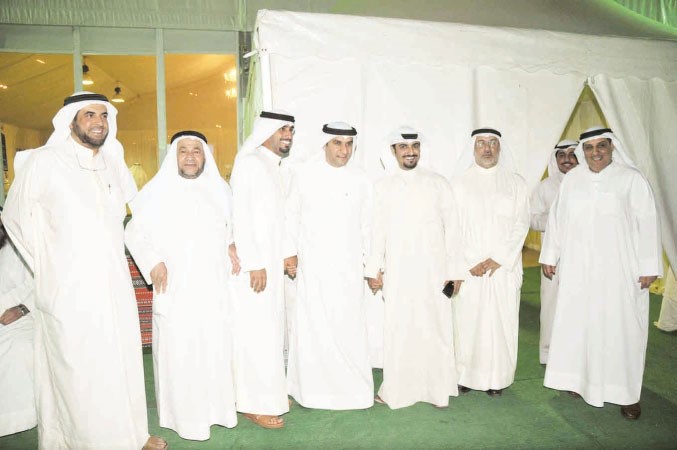 الكندري ووالده في استقبال المهنئين