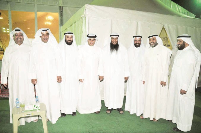 د علي العمير وعدد من المهنئين يباركون لعبدالله الكندري محمد خلوصي