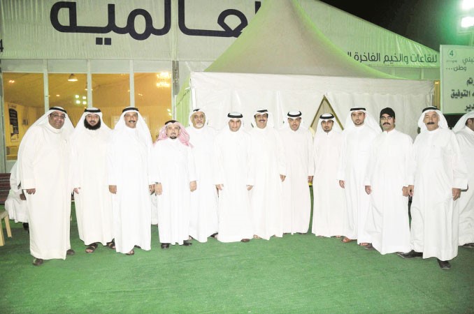 الكندري يتوسط عددا من المهنئين