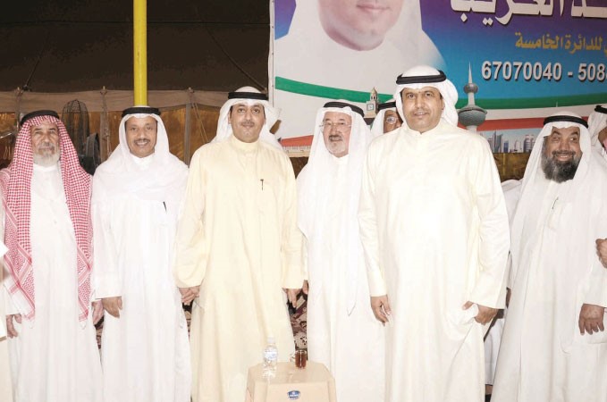 عدد من ابناء الدائرة الخامسة يهنئون الغريب