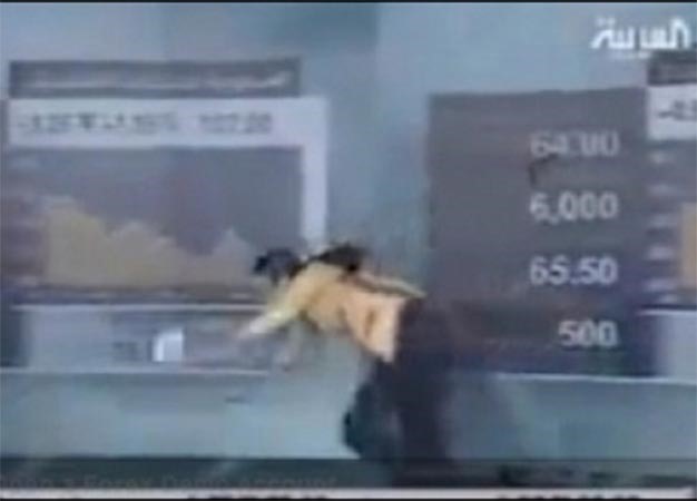 بالفيديو.. مذيعة «العربية» تتعثر وتقع على الارض بقوة.. والمحطة تقطع النشرة الاقتصادية