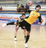 مهدي القلاف يصوب على المرمى	الازرق كوم ﻿