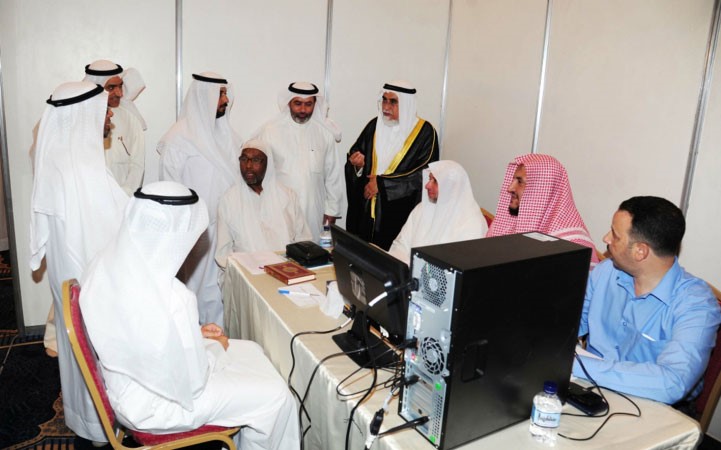 د عبدالمحسنالخرافي يتابع احد المشاركين في المسابقة