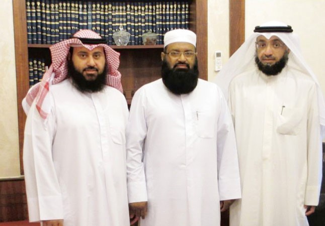  د غازي ظهير الاسلام يتوسط مسؤولي لجنة زكاة الشامية