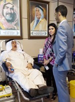 خليل الصالح خلال تبرعه بالدم