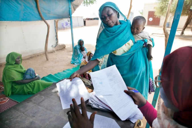  سيدة سودانية فيمعسكر طبي لتلقي المساعدات الطبية للاطفال والحوامل بدارفور اب 