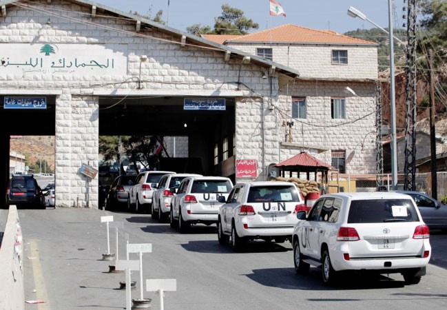 مفتشو نزع الاسلحة الكيميائية خلال عبورهم نقطة المصنع الحدودية باتجاه دمشق امس افپ