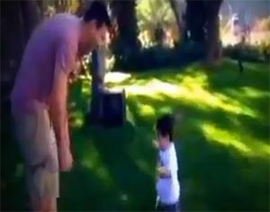 بالفيديو.. ميسي يحتفل بابنه بعد مشيه للمرة الأولى