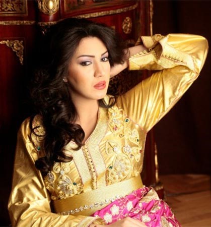 بالصور.. بعد أن فشلت الطرق الطبيعية .. أسماء المنور تربط معدتها