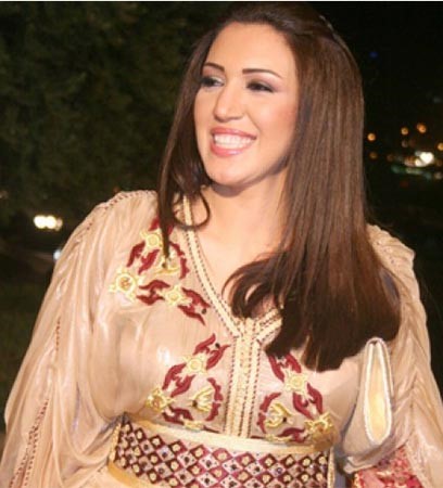 بالصور.. بعد أن فشلت الطرق الطبيعية .. أسماء المنور تربط معدتها