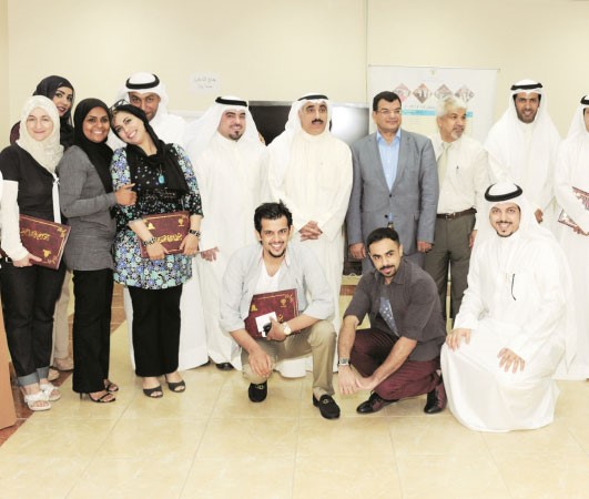 لقطة جماعية للمشاركين في الدورة مع الوكيل المساعد لشؤون الاذاعة يوسف مصطفى والاعلامي يوسف جوهر﻿