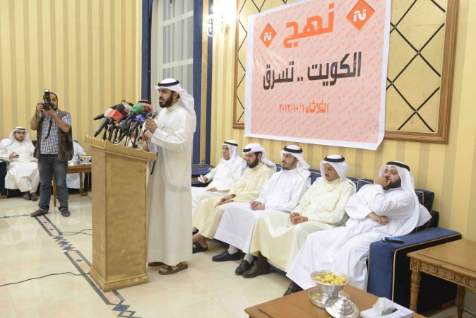 اسامة المناور متحدثا ويبدو النواب السابقون دوليد الطبطبائي ومناور نقا وبدر الداهوم ودعادل الدمخي﻿