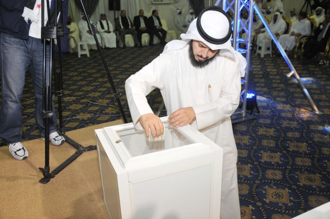 احد المواطنين يتبرع لدعم الاشقاء في سورية﻿